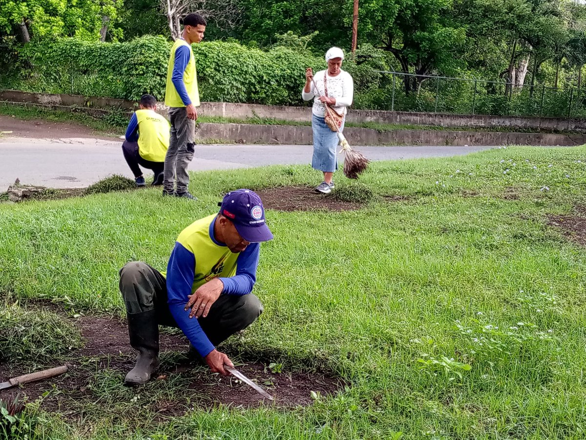 brigadas de Sucre Te Quiero apoyan con operativo de limpieza y desmalezado a la Aldea Bolivariana "Eduardo Candiales" ubicada en la calle La Florida, parroquia Cumanacoa del mcpio. Montes.
<a href="/nicolasmaduro/">Nicolás Maduro</a>
<a href="/delcyrodriguezv/">Delcy Rodríguez</a>
@GPintoVzla 
#SucreConNico