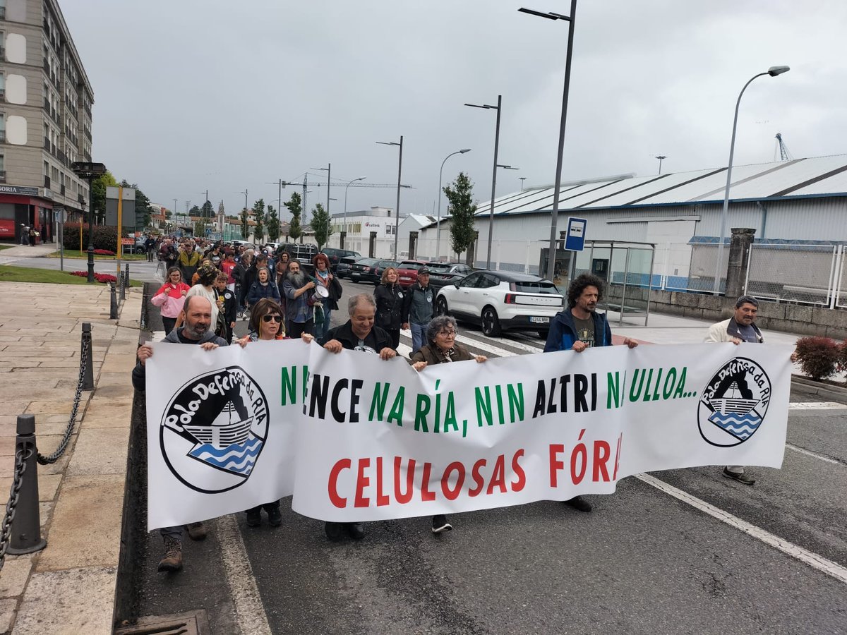 MarinBng's tweet photo. Este pasado domingo o BNG de Marín presente na manifestación convocada pola Asociación Pola Defensa da Ría  co lema 'Nin ENCE na ría, nin Altri na Ulloa, celulosa fóra!'
Defenderemos sempre os intereses da nosa terra📷
A ría é nosa e non da celulosa📷 https://t.co/wzw1f7iak6