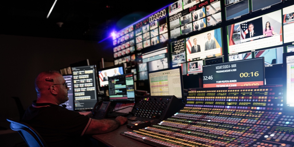 vizrt's tweet photo. Curious about the buzz surrounding studio automation? 📺
Discover how newsrooms worldwide are transforming with automation and reaping big rewards. ✨
Get insider access to six exclusive success stories here.👇
https://t.co/lxdOi33V7y
#StudioAutomation #FutureOfNews https://t.co/BWsz3mkwhD