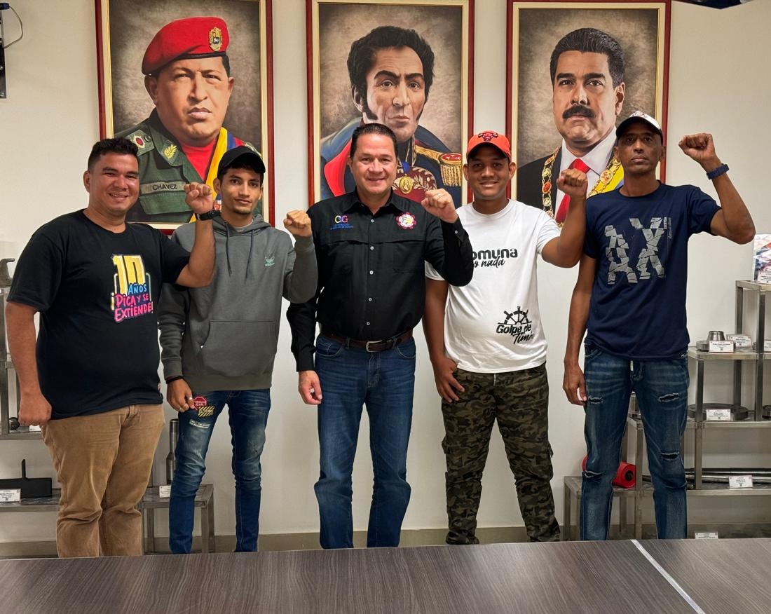 CIFF_CVG's tweet photo. Ing. Carlos Faría, se reunió con coordinadores de la Misión "Robert Serra" y del Movimiento de Jóvenes del Barrio de Anaco para estrechar lazos revolucionarios y garantizar el apoyo popular a los programas del gobierno. @NicolasMaduro @delcyrodriguezv @CVG_Oficial @Fariacrt https://t.co/GOXDFKzzeU