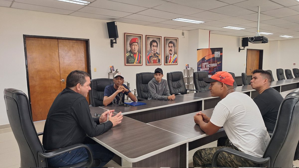 CIFF_CVG's tweet photo. Ing. Carlos Faría, se reunió con coordinadores de la Misión "Robert Serra" y del Movimiento de Jóvenes del Barrio de Anaco para estrechar lazos revolucionarios y garantizar el apoyo popular a los programas del gobierno. @NicolasMaduro @delcyrodriguezv @CVG_Oficial @Fariacrt https://t.co/GOXDFKzzeU