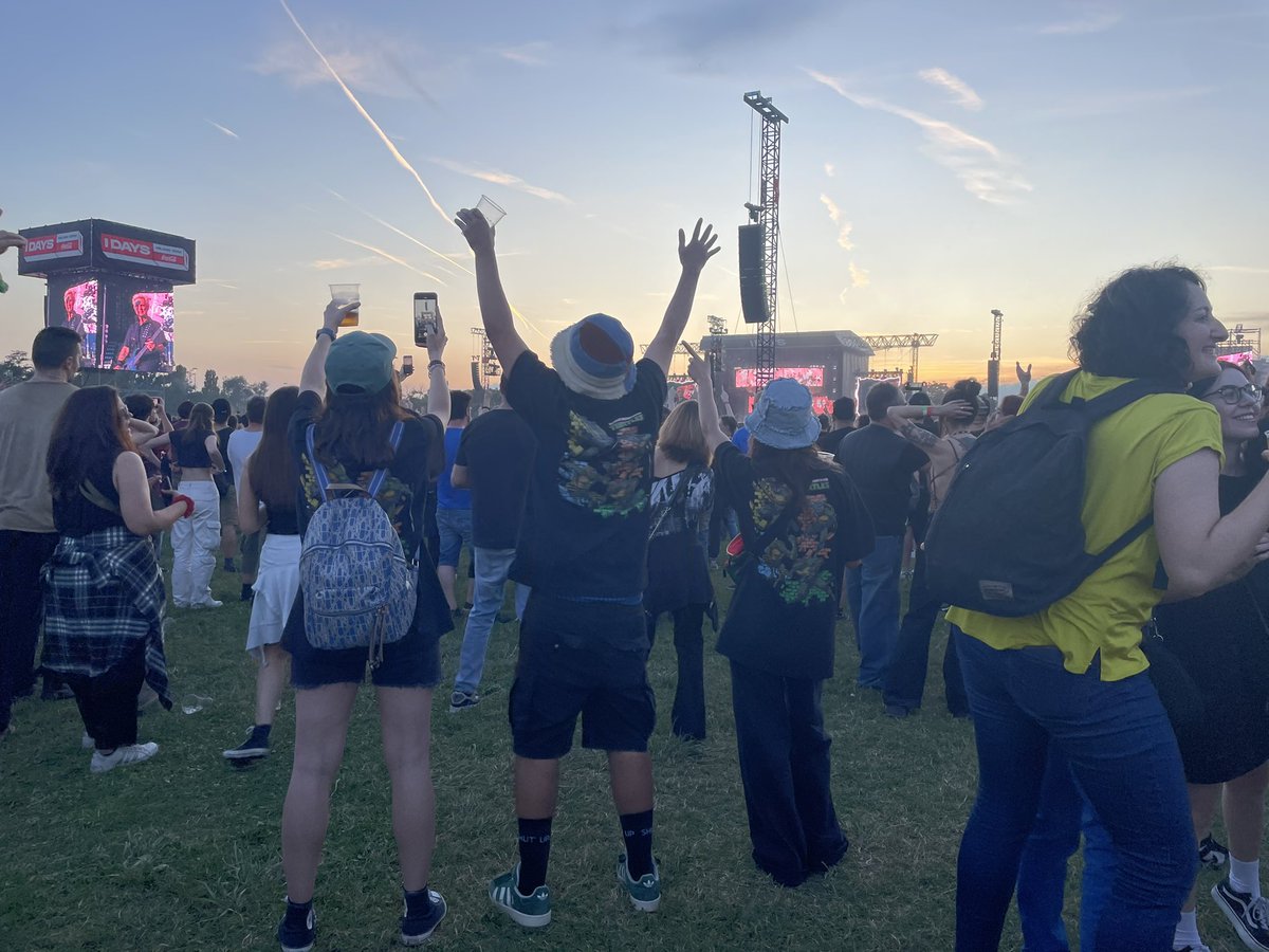 Ann84ie's tweet photo. Se mi fate andare virale questo post riesco forse ad intercettare questi 3 ragazzi con le maglie delle tartarughe ninja ieri al concerto dei #greenday a Milano e a mandargli questa foto che gli ho scattato! 
Grazie! https://t.co/D1ZVrirp0d