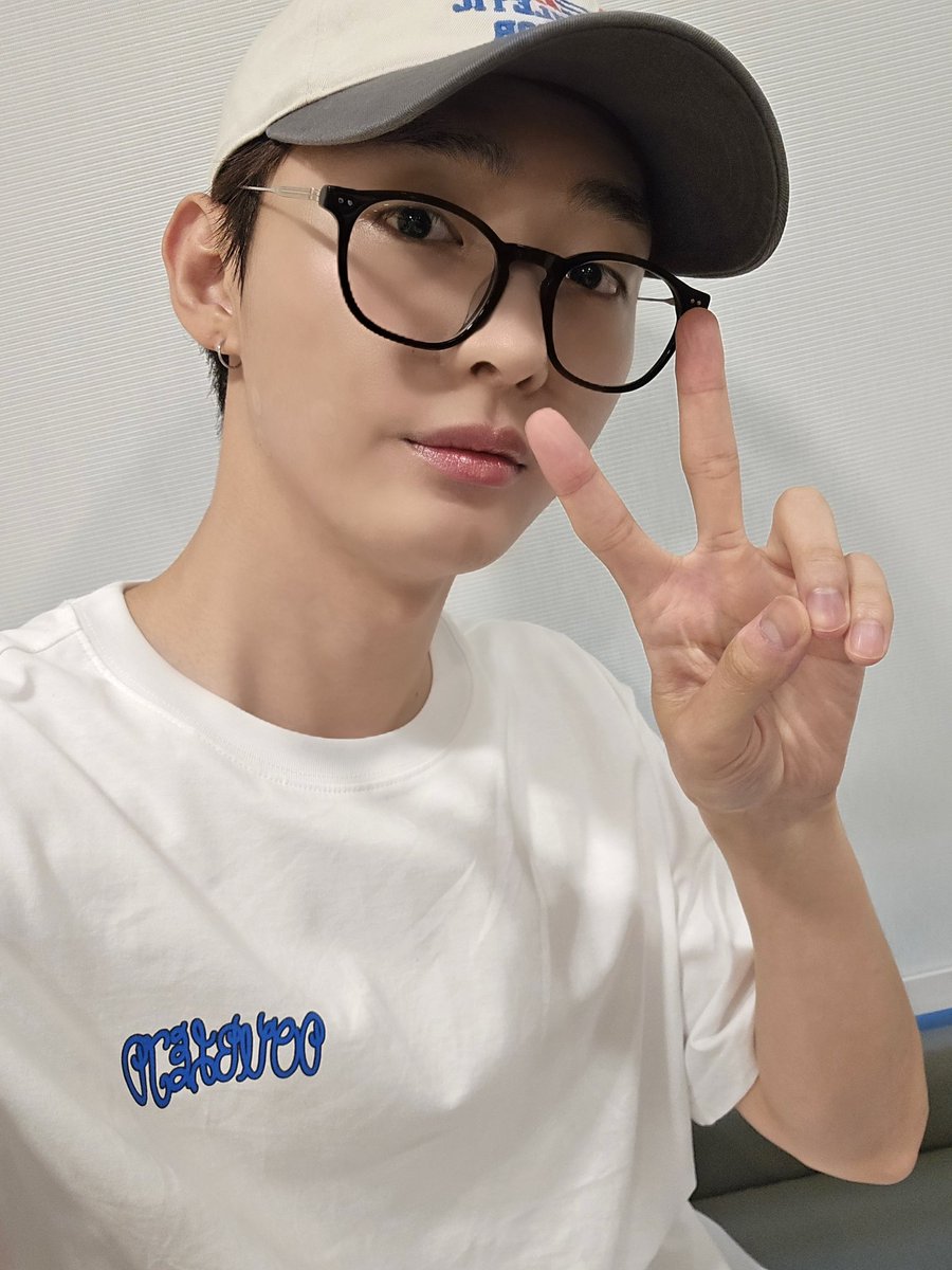 Official_YJS_'s tweet photo. [#오늘의윤잘생]

오늘도 유난스럽게 잘생긴 지성😘

밥알과 만나는 날에는
언제나 ✿해피 모드✿입니다🩷

#윤지성 #YOONJISUNG https://t.co/FFpAQoFm2O