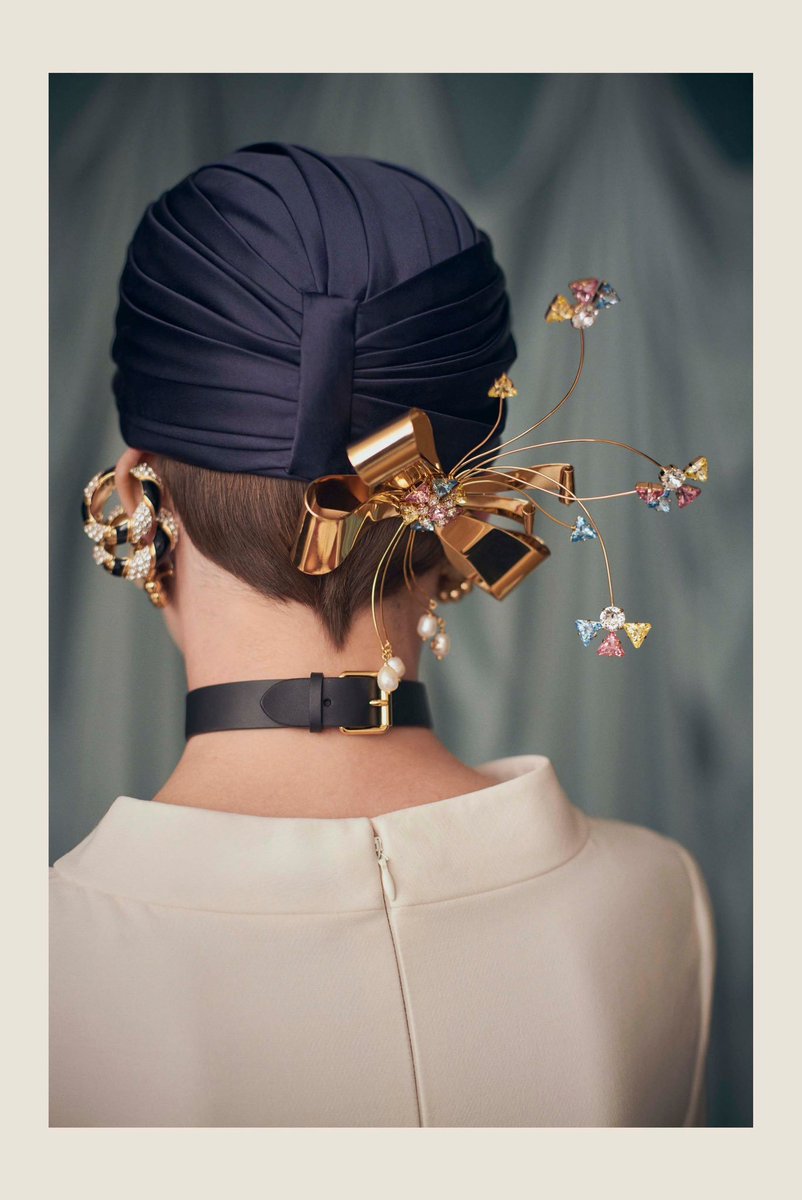thinksoffashion's tweet photo. Alessandro Michele's Valentino debut
His first collection in Valentino, and he gave us 80s Valentino glamour.  It's not Gucci, it is Valentino. And look at these cutie hair pins. https://t.co/cfmiHM2A6t