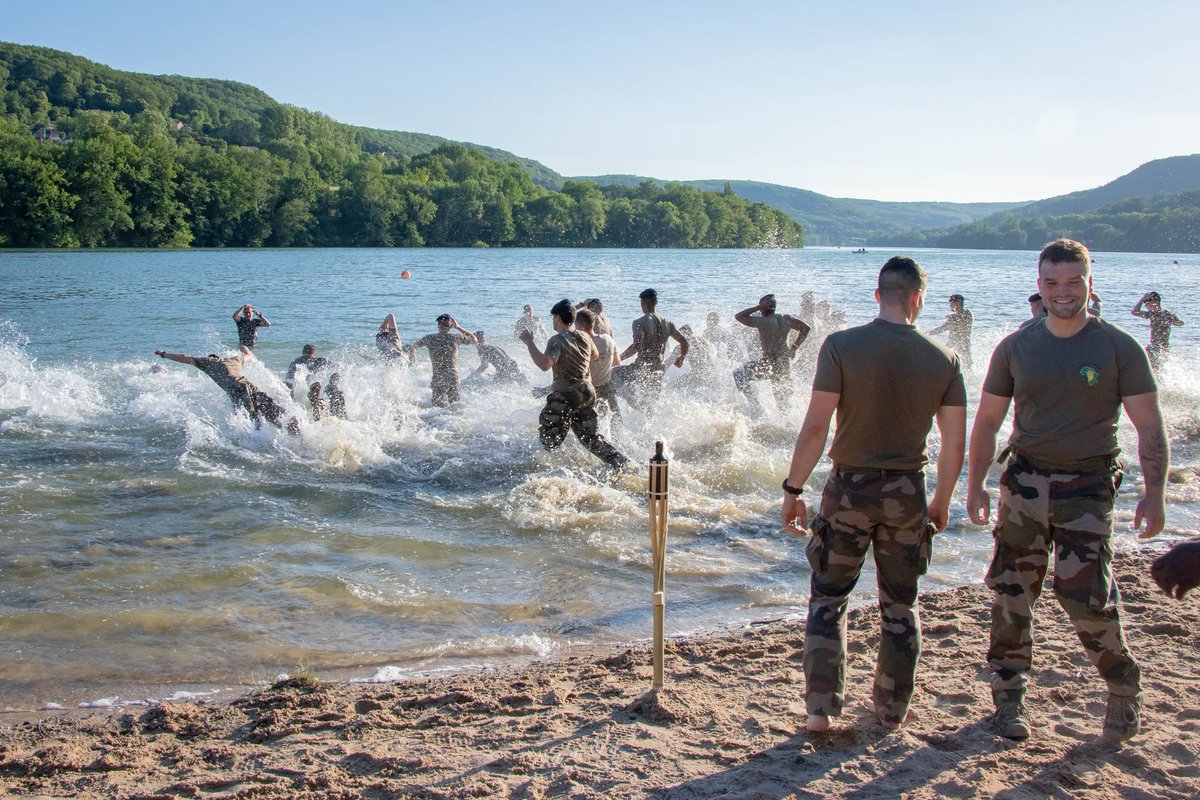FierEtVaillant's tweet photo. MONDAY MOTIVATION • A la flotte ! Belle semaine avec la section de l’adjudant Matthieu au lac du Causse après leur cérémonie de remise de bérets.
Deviens Bison.
Ecrivez-nous à : 126ri.recrutement.fct@intradef.gouv.fr
#FierEtVaillant #9bima #armee2terre https://t.co/57jCPv7R0u