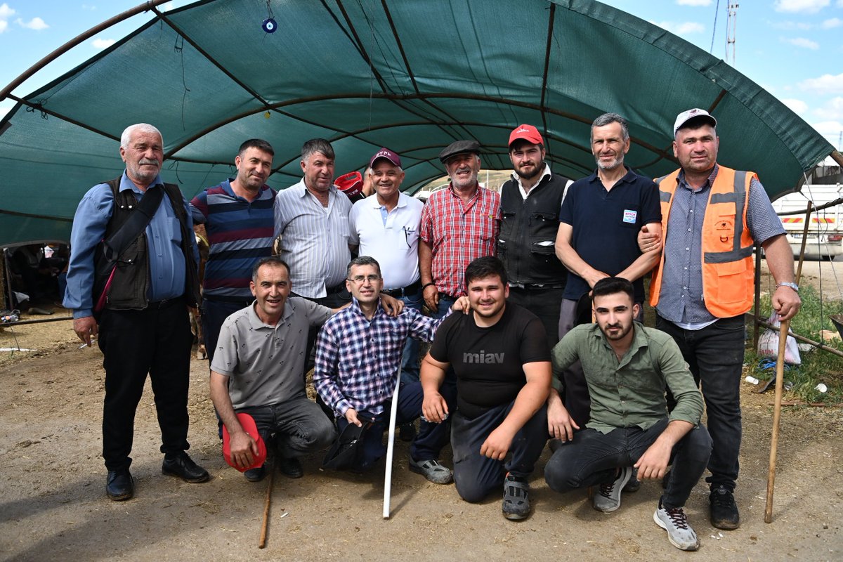 MamakBelediyesi's tweet photo. Başkanımız Ortaköy Mahallemizde bulunan kurban satış ve kesim alanını ziyaret etti. 

Sağlıklı ve güvenli bir ortam sunmak için belediye birimlerimizin titizlikle çalışmaya devam ettiğini belirtti. https://t.co/uMHRmkjjlD