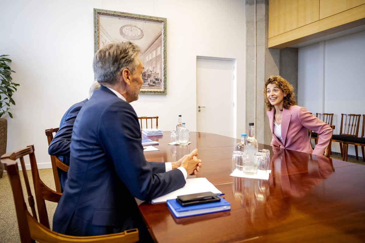 Brief en cv ingeleverd, hakken aan en onderweg naar de formateur…

Vereerd dat ik minister van Klimaat en Groene Groei en vicepremier namens de VVD mag worden!