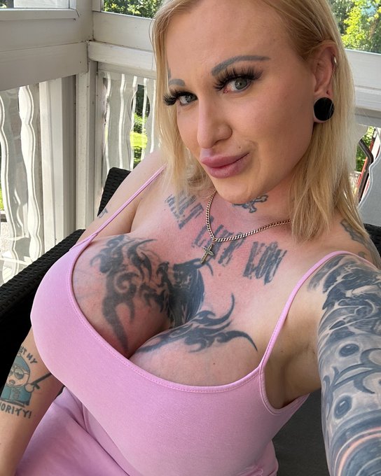 Birthday girl🥳 https://t.co/sdN1Yy8i05