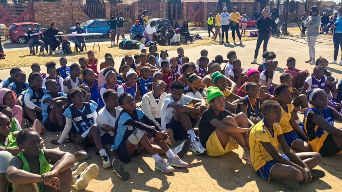 ChaukeDumisani1's tweet photo. Grateful for every opportunity to motivate, inspire and empower young girls from all wallks of life through the DUMISANI CHAUKE NETBALL FOUNDATION @ChaukeNetball
#each1teach1ππΎ
#each1inspire1 β€
#each1empower1βπΎ
#SheWillFly π¦ https://t.co/fjUboimty7