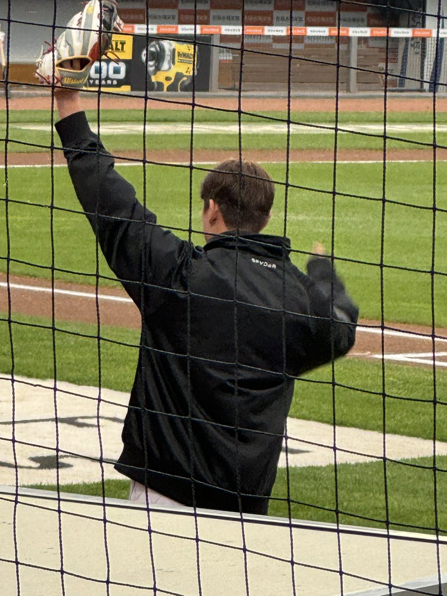 이글스파크 자리 추천
1. 111~112블럭 
응원단까지 갈 기력은 없고 응원은 하고싶음 근데 선수도 가까이서 보고싶음 근데 야구도 잘보였으면 좋겠음 
하시는 분들께 ㅊㅊ합니다 세미응단수준인데 (엔간하면 일어나심 거의 다..) 가격이 반값이라 가성비 ㅁㅊ;; 전 친구들이랑 갈때 주로 이 자리 갑니다