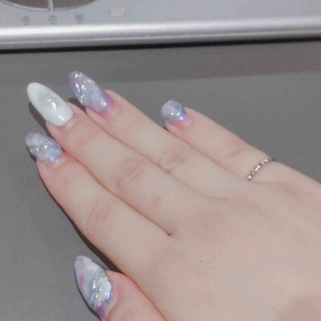 ayaneee5963's tweet photo. 小指のお爪ちゃんだけどっか行っちゃった🥺
リキッドが届くまで我慢！

#セルフネイル
#あじさいネイル https://t.co/YZcG3Nn6ly