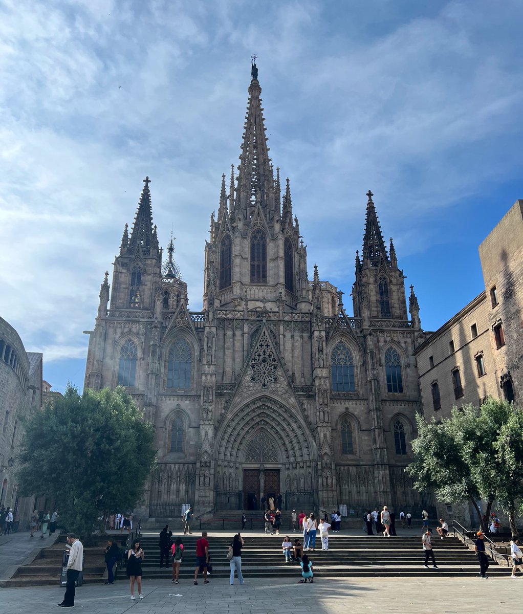 LastNameLine's tweet image. crying rn bc Barcelona is so beautiful 😭