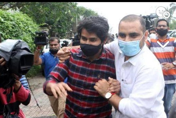 KhushiBakshi24's tweet photo. @narendramodi @BJP4India @NiteshNRane @rashtrapatibhvn @CBIHeadquarters This is Neeraj(SSR's cook)
He ws going 2 be interrogated by CBI in the pic.Y the h*ll is he nd d person behind him smiling here..
So this is how lenient and Frank a CBI interrogation is!
@narendramodi
@NiteshNRane
@rashtrapatibhvn
@CBIHeadquarters
CBI Break Silence In SSRCase https://t.co/0YQ2qDAWCw