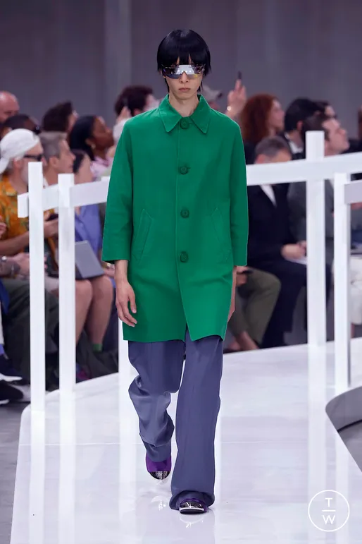 thinksoffashion's tweet photo. “Youthful Optimism”
Apparently wool trousers in a ’90s bootcut and dadcore fabrications—some of them pretty heavy looking—featured painted-on trompe l'oeil belts. https://t.co/TOktA4OzTQ