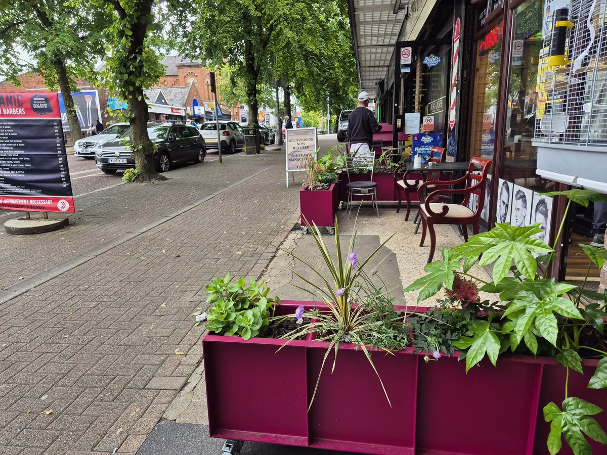 IdeaspaceNI's tweet photo. More new planters in Botanic. Planters are changing areas for the better. #smallchangeshugebenefit #urbanplanting https://t.co/dS4608oYTf