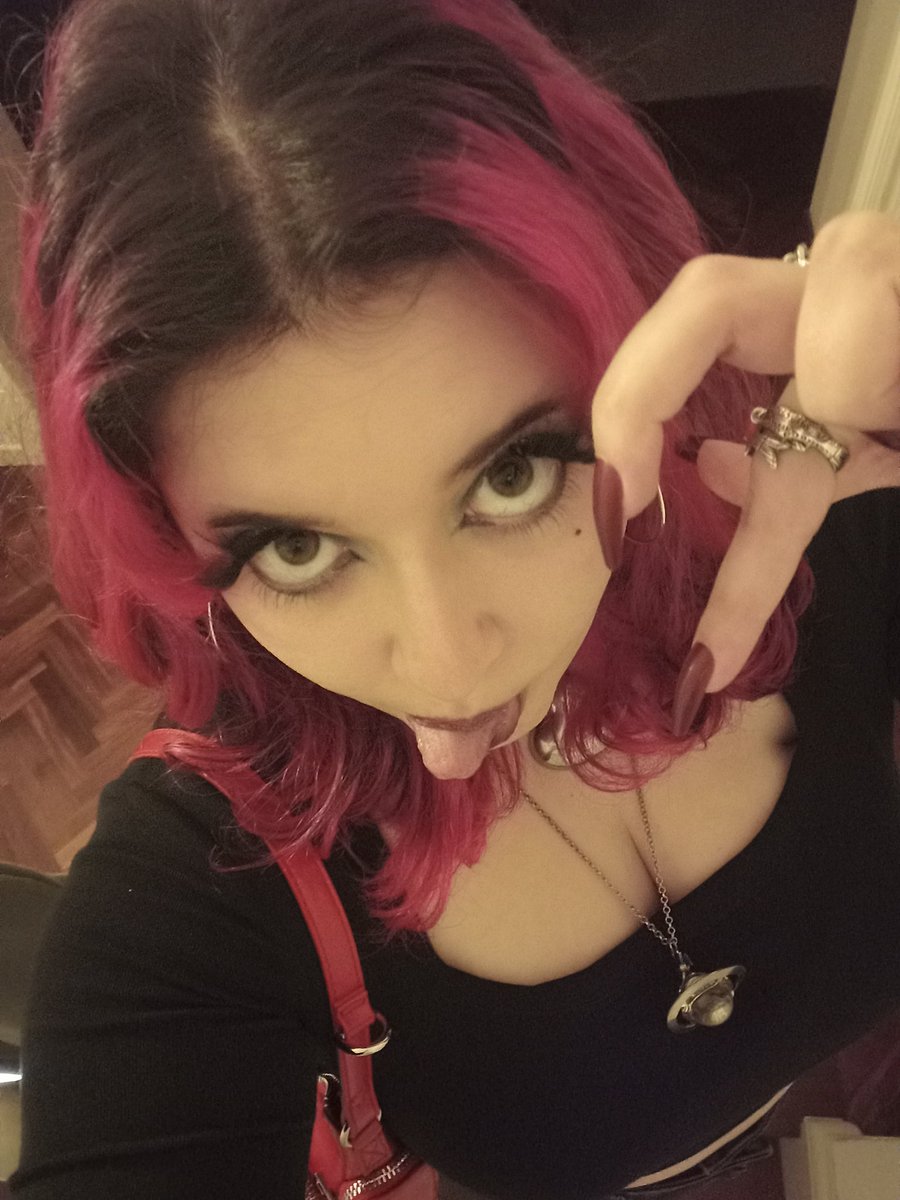 _raspberryCandy's tweet image. hilo de todos los mejores retratos que mis amigos y conocidos me han hecho bc 🌀me gusta mi cara guapa🌀