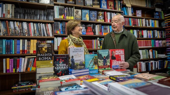 Podemos San Fernando (@podemossanfer) on Twitter photo 🥇La Feria del Libro de San Fernando dará un muy merecido homenaje a dos libreros de raza: Juan Manuel Fernández <a href="/librero_juan_/">Juan Manuel Fernández</a>   (Librería Manuel de Falla, Cádiz) y Paco García (Librería Bozano), ambos jubilados recientemente. 
   Nuestra enhorabuena y gratitud a ambos. 🥇La Feria del Libro de San Fernando dará un muy merecido homenaje a dos libreros de raza: Juan Manuel Fernández <a href="/librero_juan_/">Juan Manuel Fernández</a>   (Librería Manuel de Falla, Cádiz) y Paco García (Librería Bozano), ambos jubilados recientemente. 
   Nuestra enhorabuena y gratitud a ambos.