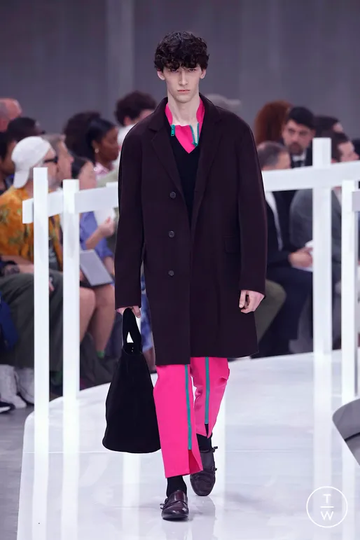 thinksoffashion's tweet photo. Prada SS25 Menswear
Colored V-neck knits or cardigans that at first glance looked worn over polo shirts or crew necks were at second glance evidently single knit garments. https://t.co/Mk6DcPAwZ8