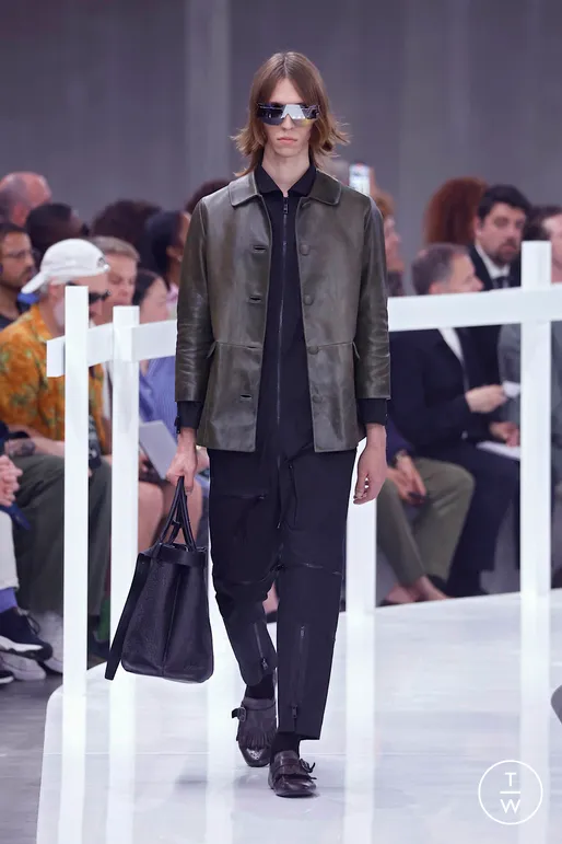 thinksoffashion's tweet photo. Prada SS25 Menswear
Colored V-neck knits or cardigans that at first glance looked worn over polo shirts or crew necks were at second glance evidently single knit garments. https://t.co/Mk6DcPAwZ8