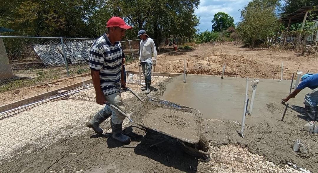 El Gobierno Bolivariano de Sucre a través de CorviSucre, la Gran Misión Vivienda Venezuela y Sucre Te Quiero, realizaron la entrega de materiales para continuar con la construcción de la escuela en el poblado La Angoleta, municipio Cruz Salmerón Acosta. @GPintoVzla

#SucreConNico
