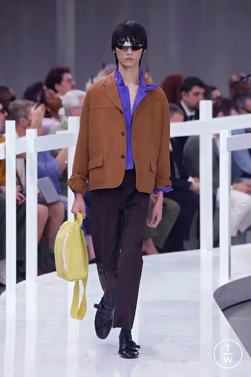 thinksoffashion's tweet photo. Prada SS25 Menswear
Colored V-neck knits or cardigans that at first glance looked worn over polo shirts or crew necks were at second glance evidently single knit garments. https://t.co/Mk6DcPAwZ8