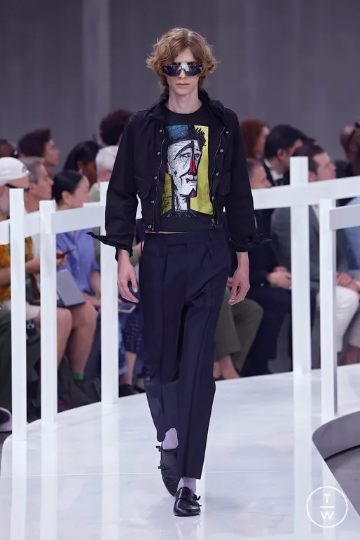 thinksoffashion's tweet photo. “Youthful Optimism”
Apparently wool trousers in a ’90s bootcut and dadcore fabrications—some of them pretty heavy looking—featured painted-on trompe l'oeil belts. https://t.co/TOktA4OzTQ