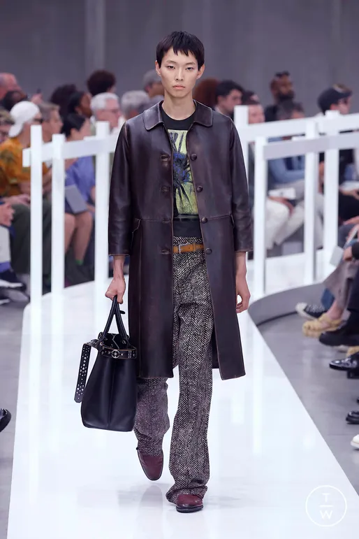 thinksoffashion's tweet photo. “Youthful Optimism”
Apparently wool trousers in a ’90s bootcut and dadcore fabrications—some of them pretty heavy looking—featured painted-on trompe l'oeil belts. https://t.co/TOktA4OzTQ