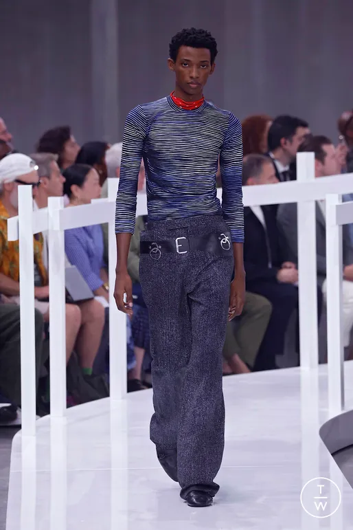 thinksoffashion's tweet photo. “Youthful Optimism”
Apparently wool trousers in a ’90s bootcut and dadcore fabrications—some of them pretty heavy looking—featured painted-on trompe l'oeil belts. https://t.co/TOktA4OzTQ