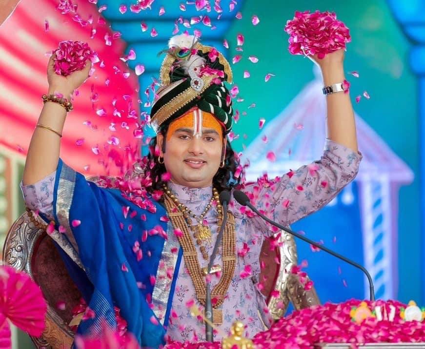 rakeshkr131's tweet photo. आप अपने बच्चों और घर की महिलाओं को ऐसे व्यक्तियों की कथा में जाने से रोकें। कथा ऐसे विद्वानों की सुनिए जो आपको ईश्वर की भक्ति करना सिखाएं।

अनिरुद्धाचार्य, भगवान की कथा के दौरान यह सब कहते हैं। https://t.co/p15JyTL3Kd