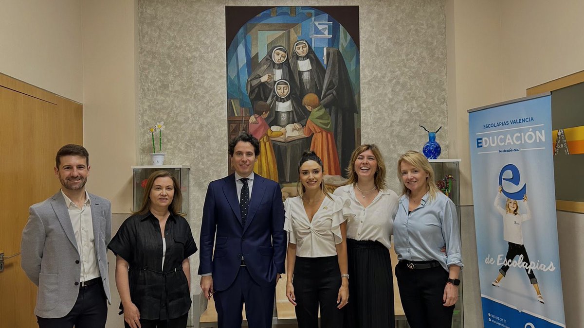 ConsColValEsp's tweet image. La Sra.cónsul visitó el Colegio Escolapias para dar una charla a sus alumnos sobre las funciones del consulado y la importancia de la cooperación entre países 🌎🤝🏻🌍