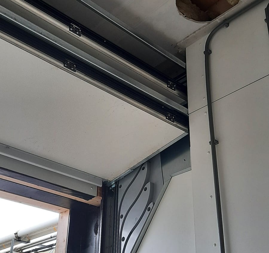 Rolflex's tweet photo. Sometimes it comes down to the millimeter. In this project, there was not enough space for an overhead door in this small building at the ATM waste treatment facility. The Compact door fit exactly and could be installed without any hindrance or major renovations. #space-saving https://t.co/BZpWv2ncCR