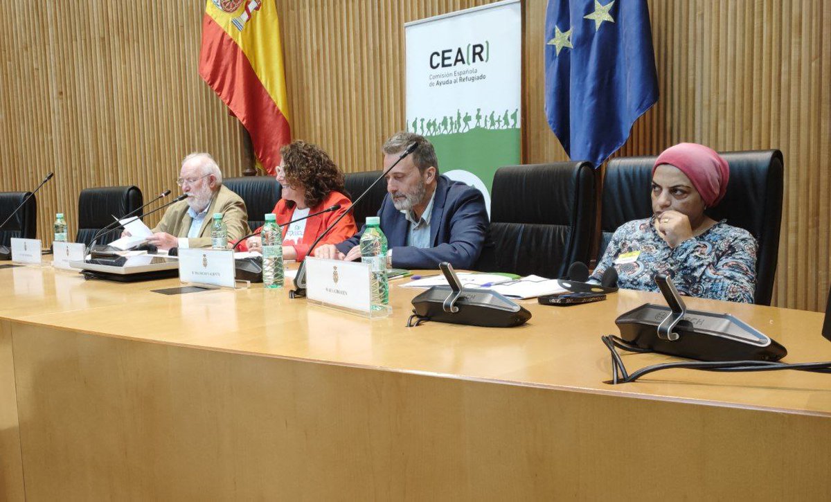EnriqueSantiago's tweet photo. España sabe lo que es buscar refugio ante la persecución. Por eso somos un pueblo solidario que comparte valores de acogida.
Es inadmisible que estemos a la cola de la UE en concesiones de asilo.
Gracias @CEARefugio por vuestra labor y por este #InformeCEAR https://t.co/aWbzGfRMHF