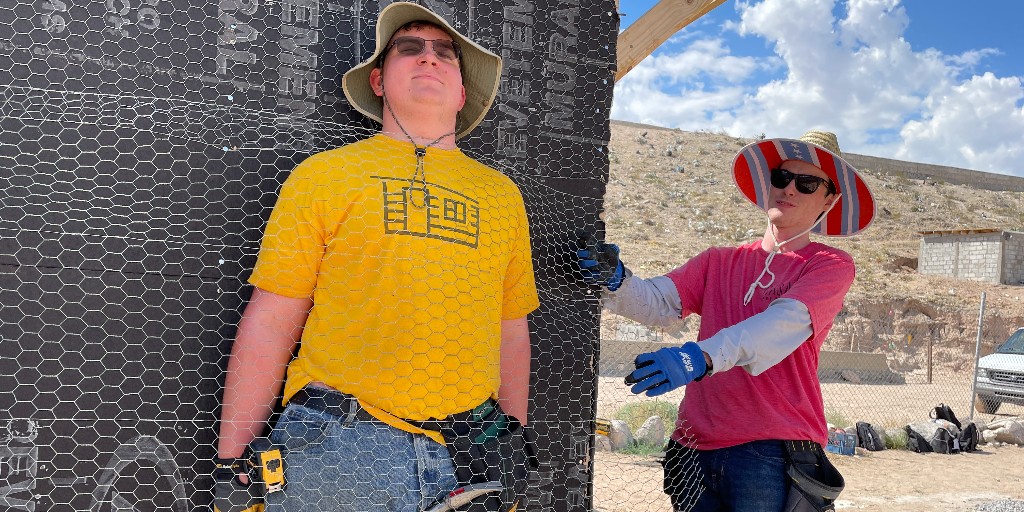 CasasporCristo's tweet photo. Who said you can't have fun with chicken wire?! #casasporcristo #chickenwire #buildandserve https://t.co/hqDzEidEnm