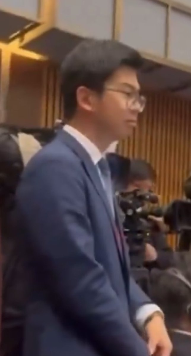 Who are these two 🇨🇳 clowns?