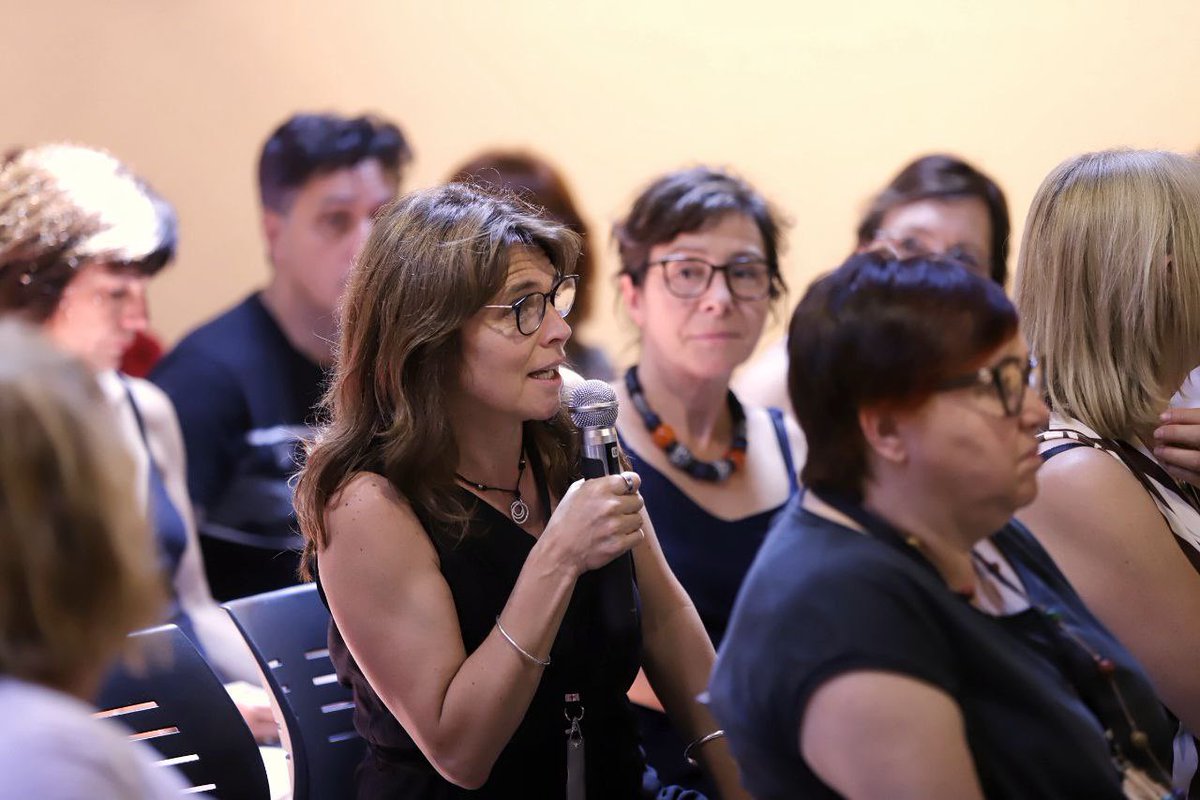 Avui, els professionals de les 45 escoles oficials d'idiomes s'han trobat en una jornada per posar en comú les seves experiències.

🔹A la trobada, la consellera <a href="/AnnaSimo/">Anna Simó Castelló</a> ha presentat la campanya "Ei, EOI, oi?", que busca animar els joves a cursar idiomes amb titulació oficial.