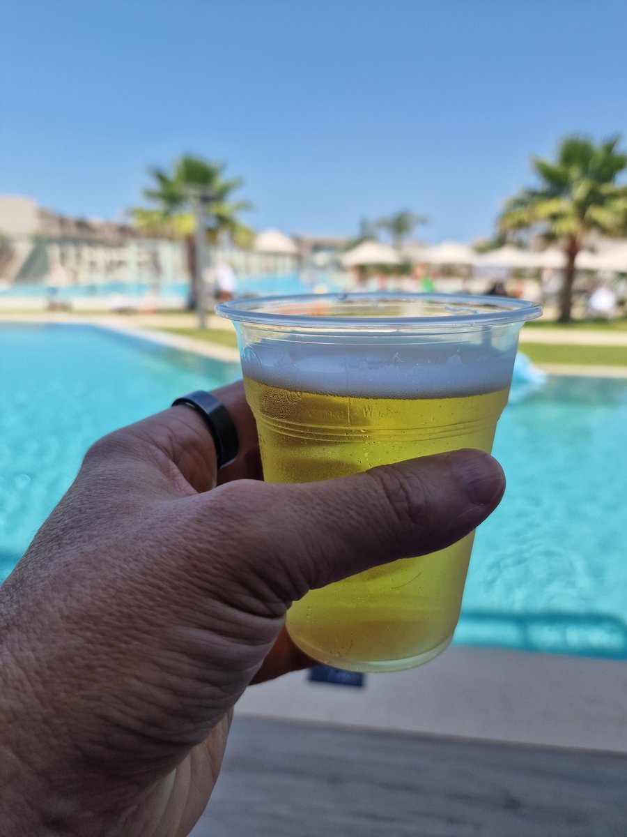 Hane1's tweet photo. Nyt on syytä pitää nesteytys kunnossa. +35°C. #kreeta #crete https://t.co/bzKPQC6wQy