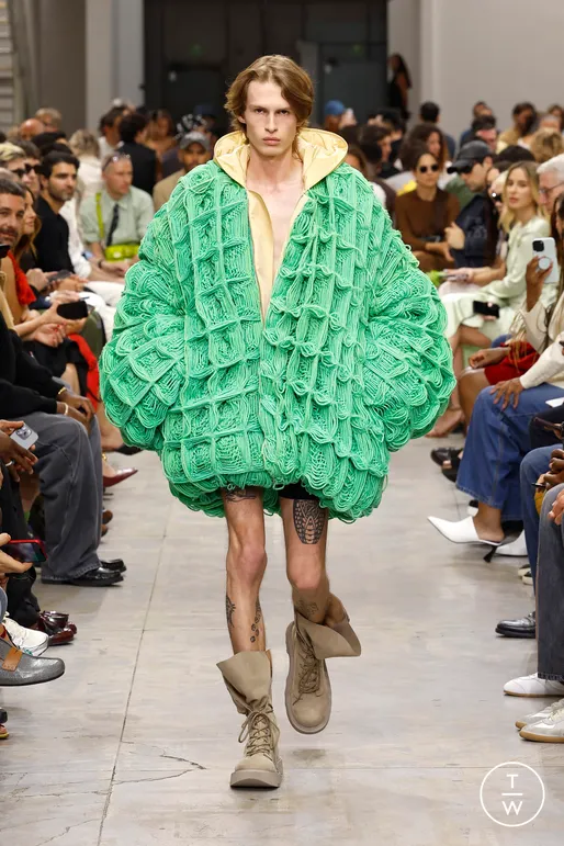 thinksoffashion's tweet photo. JW Anderson SS25 Menswear
JW Anderson sent guests "Real Sleep" tees as invites to the presentation.JW Anderson answers with massive waffle coats resembling grandma's old knit blankets, silky pillow-like textures, and playfully plush details. https://t.co/23mmgkR4k2