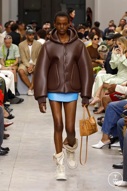 thinksoffashion's tweet photo. JW Anderson SS25 Menswear
JW Anderson sent guests "Real Sleep" tees as invites to the presentation.JW Anderson answers with massive waffle coats resembling grandma's old knit blankets, silky pillow-like textures, and playfully plush details. https://t.co/23mmgkR4k2