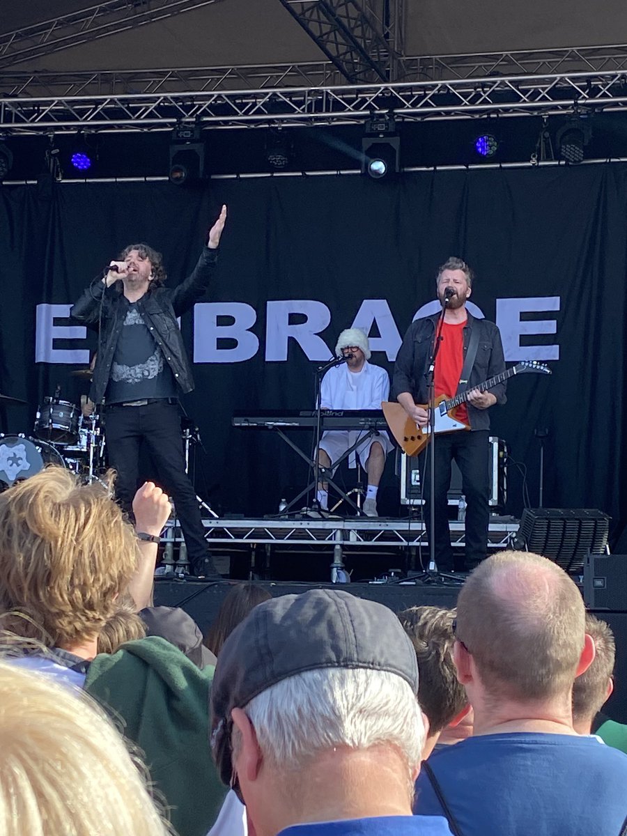 SIddiols's tweet photo. @embrace Fantastic afternoon in the sunshine listening to @Embrace yesterday in Tunbridge Wells x https://t.co/xxIdz8hA8V