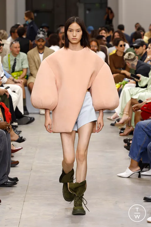 thinksoffashion's tweet photo. JW Anderson SS25 Menswear
JW Anderson sent guests "Real Sleep" tees as invites to the presentation.JW Anderson answers with massive waffle coats resembling grandma's old knit blankets, silky pillow-like textures, and playfully plush details. https://t.co/23mmgkR4k2