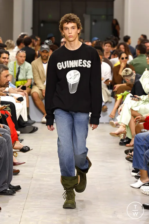 thinksoffashion's tweet photo. Comfy-looking cardigans and sweater dresses become wearable houses complete with windows and a front door. His SS25 collection with a fitting Guinness collaboration featuring co-branded knitwear with smiling pint illustrations. https://t.co/UzCSyyxHEt