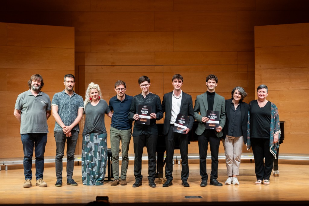 Universitat Rovira i Virgili (@universitaturv) on Twitter photo 🎶Enhorabona al flautista Ricard Prió i al saxofonista Pol del Moral, guanyadors del II Concurs de solistes de l’Orquestra #URV! Escollits guanyadors ex aequo d'entre cinc finalistes, al llarg de la propera temporada actuaran amb l'<a href="/OrquestraURV/">Orquestra Simfònica de la URV</a>
👉diaridigital.urv.cat/el-flautista-r… 🎶Enhorabona al flautista Ricard Prió i al saxofonista Pol del Moral, guanyadors del II Concurs de solistes de l’Orquestra #URV! Escollits guanyadors ex aequo d'entre cinc finalistes, al llarg de la propera temporada actuaran amb l'<a href="/OrquestraURV/">Orquestra Simfònica de la URV</a>
👉diaridigital.urv.cat/el-flautista-r…