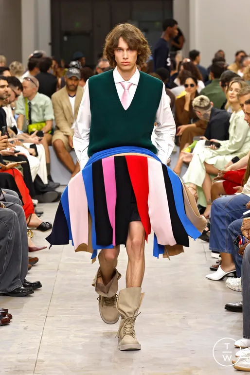 thinksoffashion's tweet photo. Comfy-looking cardigans and sweater dresses become wearable houses complete with windows and a front door. His SS25 collection with a fitting Guinness collaboration featuring co-branded knitwear with smiling pint illustrations. https://t.co/UzCSyyxHEt