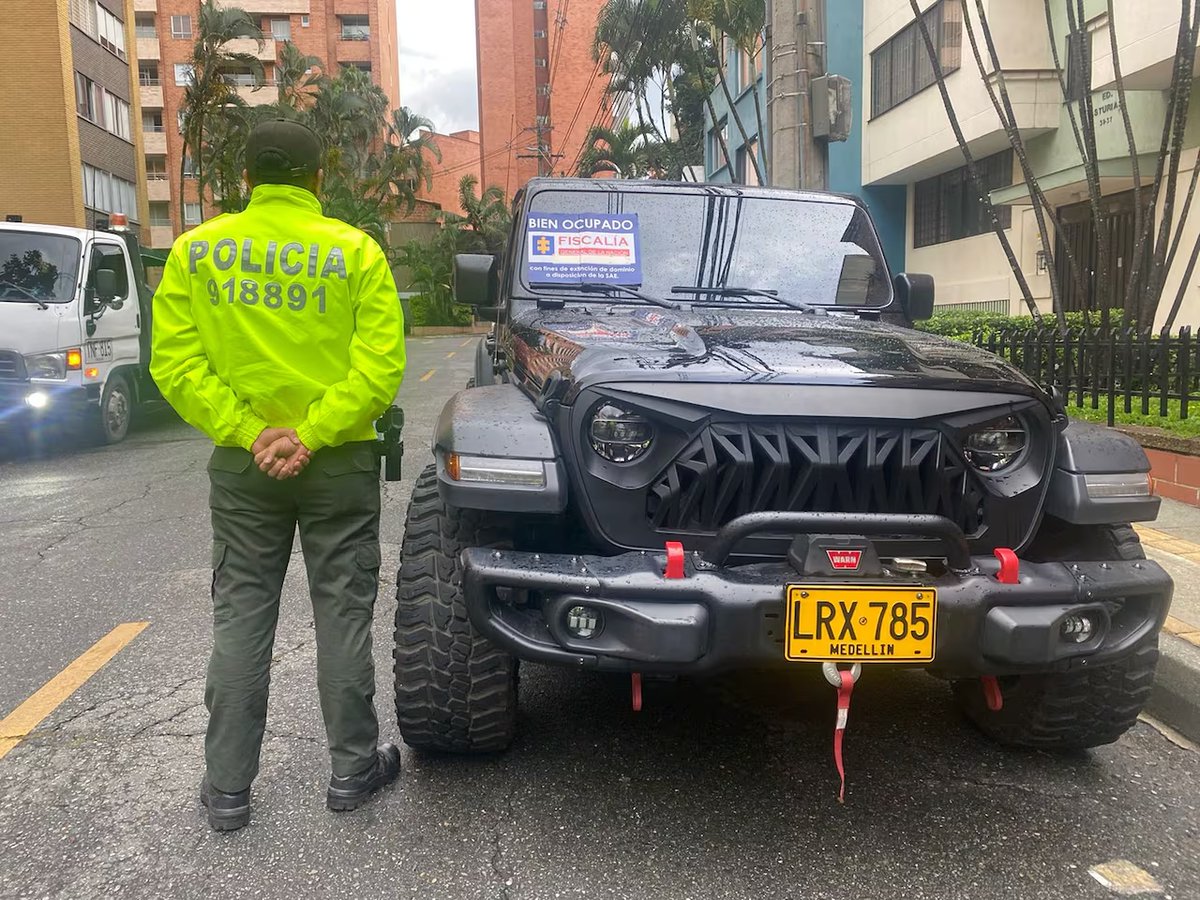 El carro de la foto es un Jeep Gladiator Rubicon modelo 2022. En páginas de clasificados aparecen pocos a la venta en Colombia y se ofrecen, en promedio, por $340 millones. ¿Qué tiene que ver ese carro (y esa foto) con <a href="/QuinteroCalle/">Daniel Quintero 🇨🇴</a>? Les contamos en #ElArmadhilo 🧵⬇️.