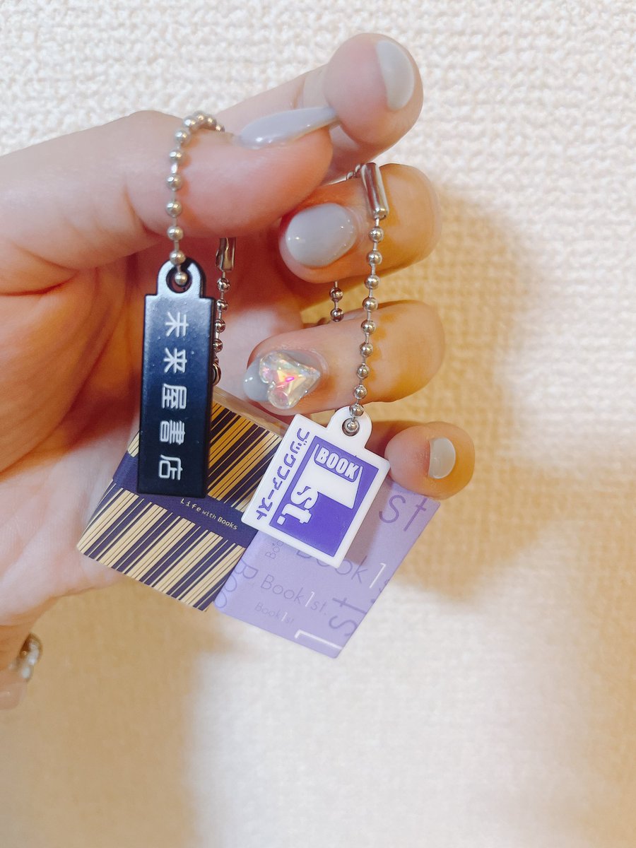 x_scuu's tweet photo. 6店舗目でやっと��つけた…！
狙ってたのは三省堂とジュンク堂だけど、ガチャガチャ見つけられただけでもよかった👏 https://t.co/wWKPmRo53x
