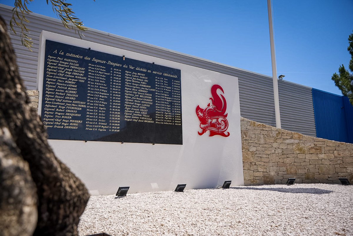 SDIS83's tweet photo. 🇫🇷 Devoir de mémoire 
Les 40 noms de nos collègues décédés en service commandé figurent à nouveau sur notre nouvelle stèle du monument aux morts de la direction du SDIS83 au  Muy.
Merci 🙏à toutes les personnes impliquées dans cette belle réalisation. https://t.co/PdVTApKJTk