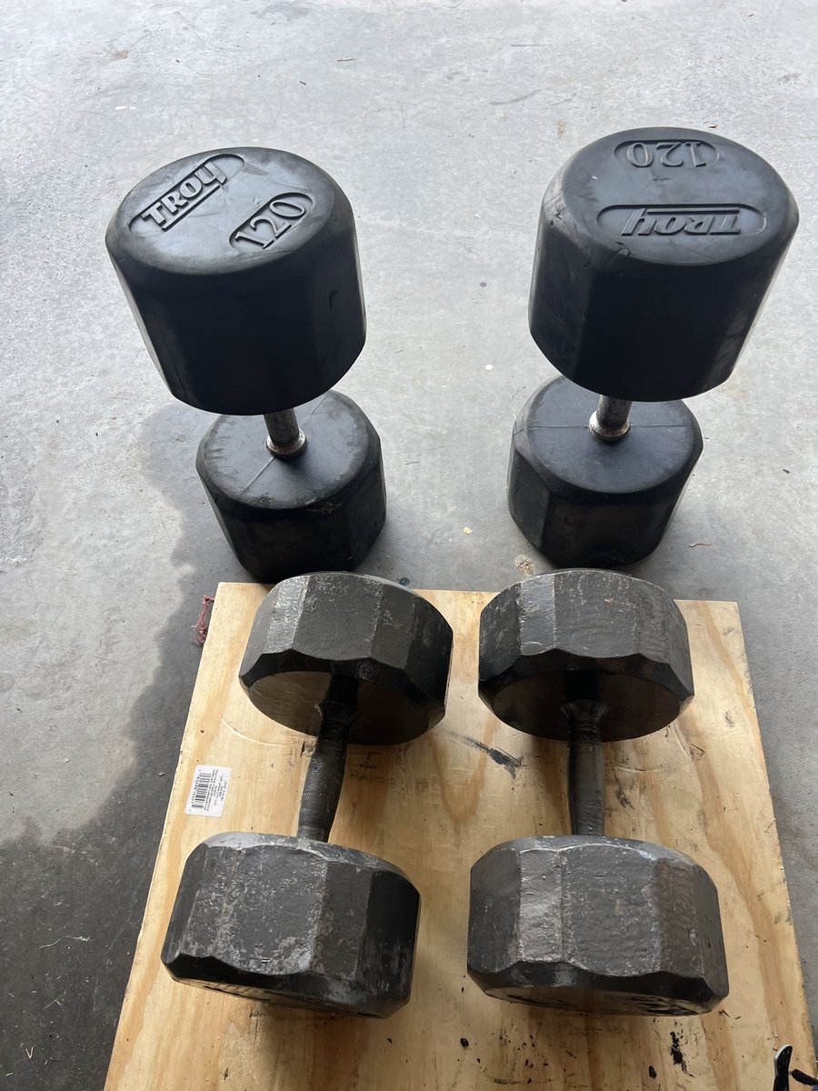 patworksout's tweet image. 120lbs dumbbells for breakfast. #benchpress #chestday