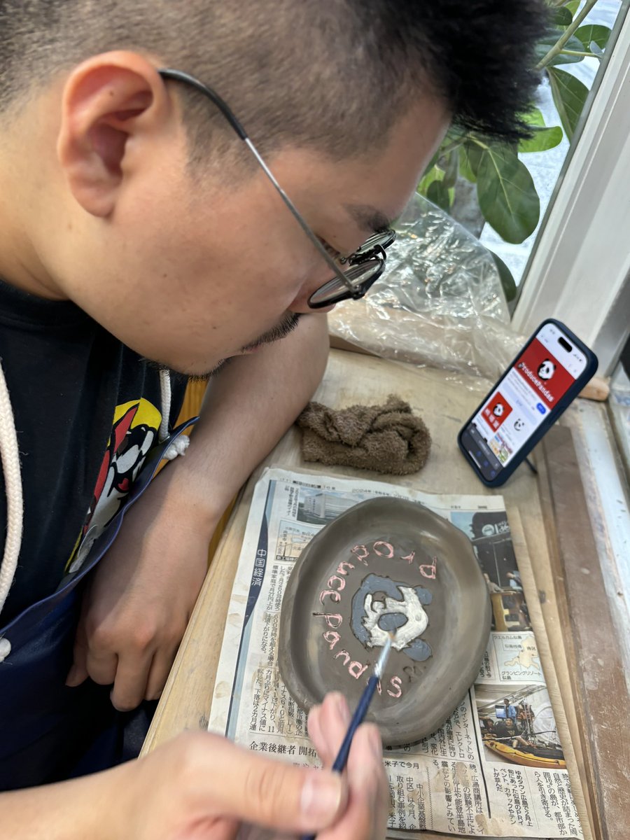 deruderukun's tweet image. その後に手びねり体験で熊猫堂プレートを作ってる時の様子です！
#熊猫堂 #ProducePandas