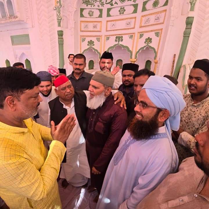 deo_rishabh's tweet image. ये हैं अवधेश प्रसाद , अयोध्या के सांसद (लाल टोपी)
एक TV चैनल के कहने पे जय श्री राम नहीं बोलते बना इनसे

आज ईदगह में ईद मना रहे

#EidAlAdha #BJP @BJP4UP @dwivedi_ji12 @myogiadityanath