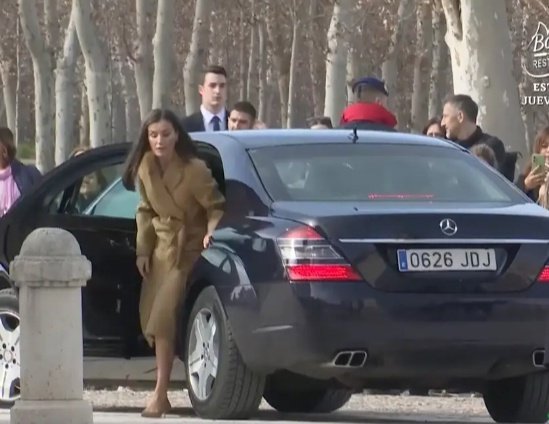 De los coches oficiales que llevan a los reyes de España, sí puedes ver la matrícula.

Del coche que lleva de farra a un Ministro cierrabares, no.

A cagar.